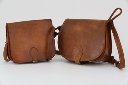 null Ensemble de deux sacoches à cartouches en beau cuir patiné à double compartiment,...