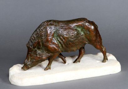 null Louis RICHE (1877-1949) Sanglier Bronze à patine brune, socle en albâtre. Signé...