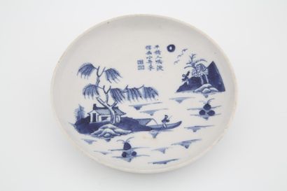 null 6/ Chine Hué - Coupe en porcelaine blanche en bleu sous couverte, décor d'un...