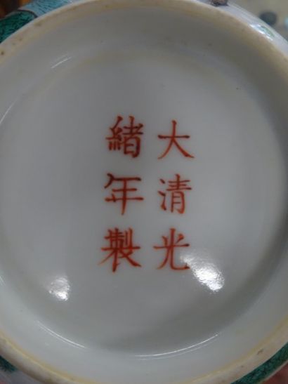 null Chine - Bol en porcelaine polychrome à décor de branchages fleuris et chèvres...
