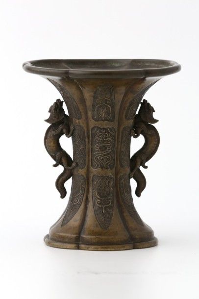 null Chine XVIIème -XVIIIème Siècle - Vase Gu en bronze patiné décoré de motifs archaïques...