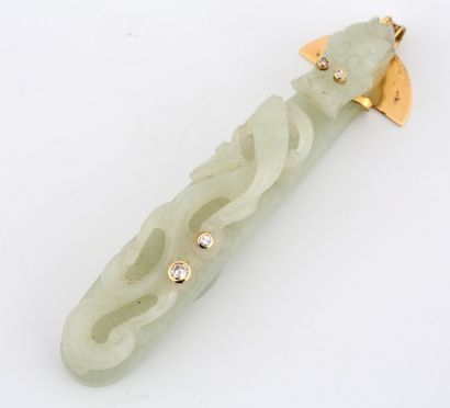 null Chine - Fibule en jade céladon à décor de dragon avec monture or et petits diamants...