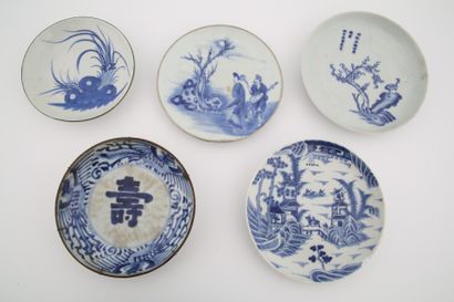 null 7/ Chine Hué XVIIIème -XIXème Siècle - Lot composé de 5 coupes en porcelaine...