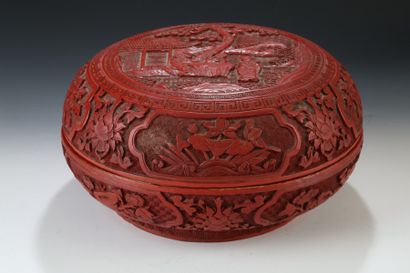 null Chine XIXème siècle - Grande boîte circulaire en laque cinabre finement sculpté...