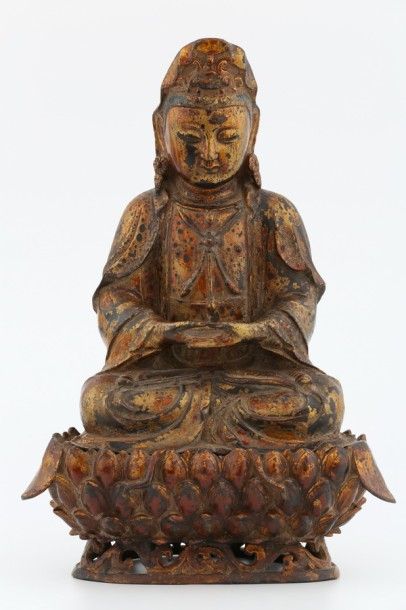 null Chine XVIIème Siècle - Guanyin en bronze laqué assis en méditation sur un socle...