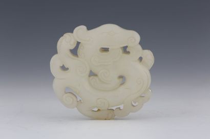 null Chine Epoque XIXème siècle - Pendentif en jade blanc sculpté représentant un...