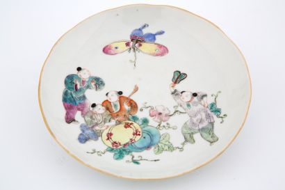 null Chine Fin du XIXème Siècle - Petite assiette en porcelaine de la Famille rose...