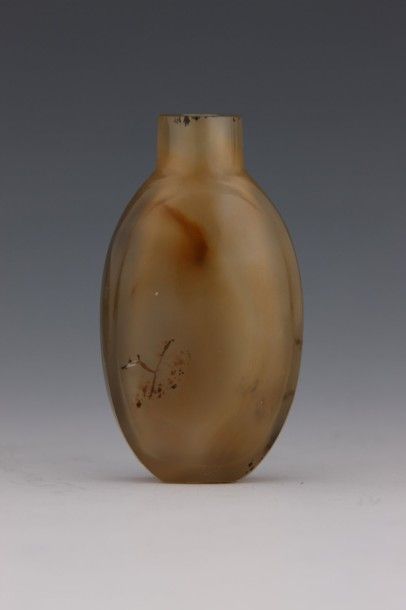 null Chine vers 1900 - Flacon tabatière en agate veinée de brun, de forme ovale aplatie,...