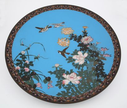 null Japon Période Meiji (1868-1912) - Important plat en cuivre et émaux cloisonnés...