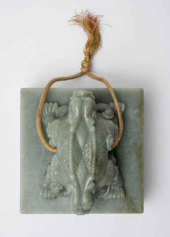 null Chine Vers 1900/1920 - Important sceau en jade céladon sculpté de deux dragons...