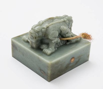 null Chine Vers 1900/1920 - Important sceau en jade céladon sculpté de deux dragons...