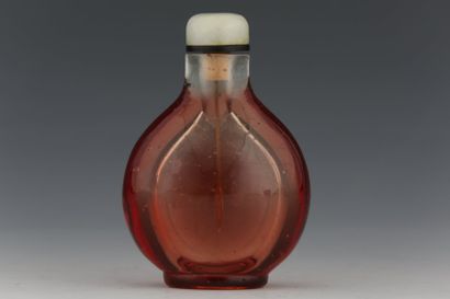 null Chine - Flacon tabatière en verre légèrement bullé teinté rouge et bouchon en...