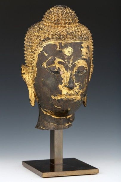 null Siam début du XVIIème Siècle - Tête de Bouddha en bronze laqué or (manque la...