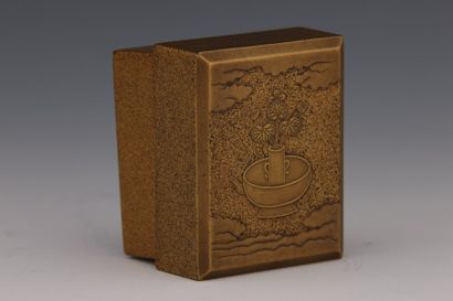 null Japon Période Meiji (1868-1912) - Petite boîte couverte en laque or à décor...
