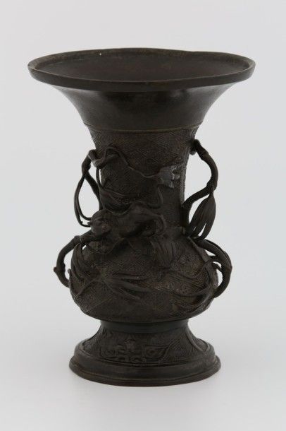 null Japon XVIIIème - XIX ème siècle - Vase balustre en bronze patiné à décor d'animal...