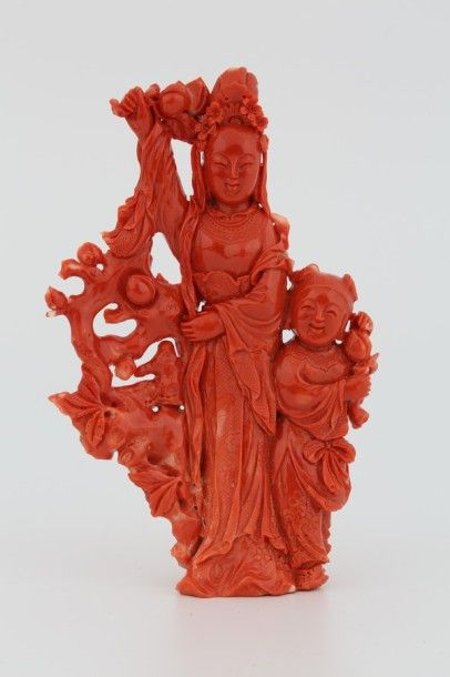 null Chine XXème Siècle - Groupe en corail sculpté représentant une Déesse et enfant...