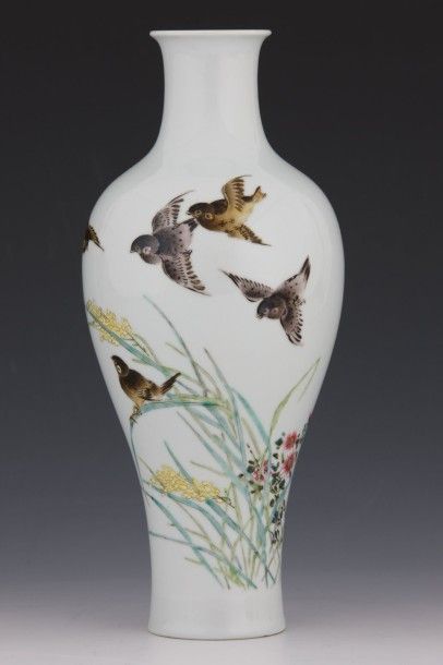 null Chine Période Minguo (1912-1949) - Petit vase balustre en porcelaine à décor...