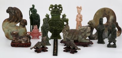null Chine XXème Siècle - Important lot de pierres dures comprenant vases couverts,...