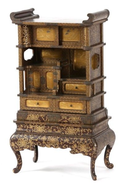 null Japon Période Meiji (1868-1912) - Petit cabinet sur piètement en laque à décor...