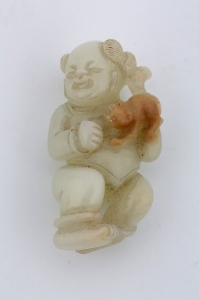 null Chine - Pendentif en jade céladon veiné de rouille sculpté d'une jeune enfant...