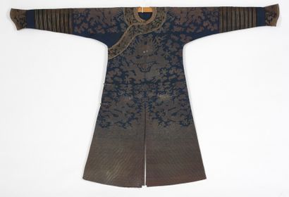 null Chine XIXème Siècle - Robe d'été en gaze de soie à fond bleu et or décor de...