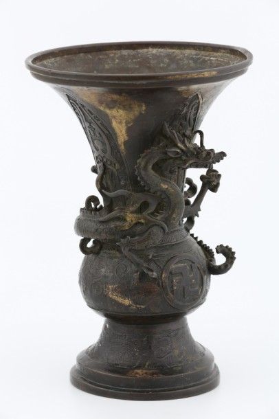 null Chine XVIIIème - XIXème Siècle - Vase Hu en bronze patiné et doré à décor de...