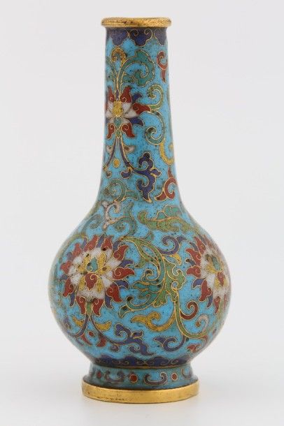 null Chine Dynastie Qing (1644-1912) - Petit vase soliflore en bronze et émaux cloisonnés...