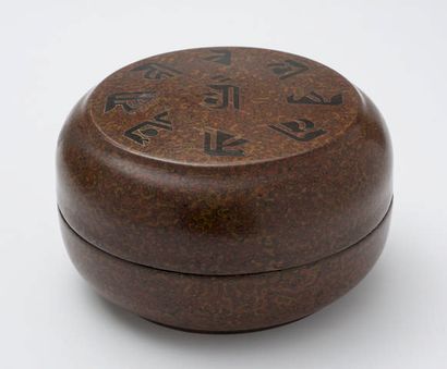 null Chine Epoque XIXème siècle - Boîte circulaire couverte en bois laqué brun rouge,...