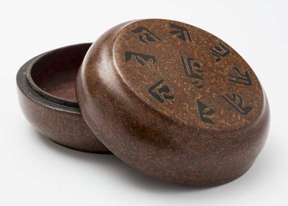 null Chine Epoque XIXème siècle - Boîte circulaire couverte en bois laqué brun rouge,...