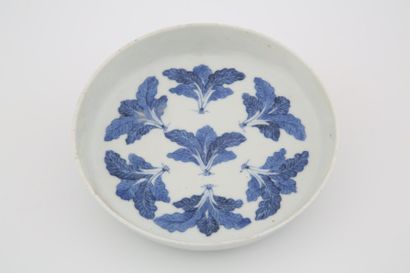 null 3/ Chine Hué XVIIIème Siècle - Coupe en porcelaine blanche décor en bleu sous...