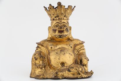 null Chine XVIIème Siècle - Putaï en bronze laqué or portant une couronne, il tient...