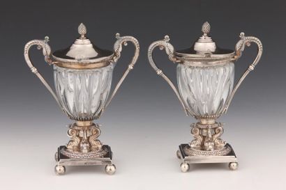 null PAIRE DE MOUTARDIERS D'EPOQUE RESTAURATION en forme de vases antiques en cristal...