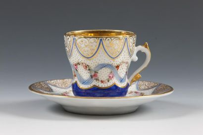 null PARTIE DE SERVICE A CAFE VERS 1860-1880 de 14 pièces en porcelaine blanche et...