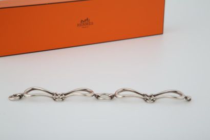 null HERMES PARIS - BRACELET ETRIER articulé en argent
L. 17.5 cm - P. 36.5 g 
Petites...