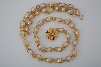 null CHANEL PARIS - CEINTURE en métal doré et perles fantaisies
L. 102 cm
Très bon...
