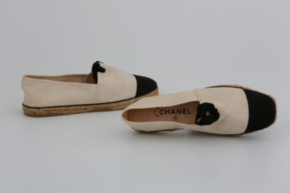 null CHANEL - PAIRE D'ESPADRILLES Taille 37 en toile écrue et noire, semelle corde...