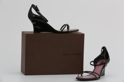 null LOUIS VUITTON - PAIRE DE SOULIERS de dame Taille 39 ½ en vernis noir à talon...