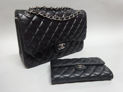 null CHANEL PARIS - MODELE TIMELESS - SAC 31 CM ET PORTEFEUILLE 19 CM en cuir matelassé...