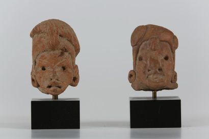 VERACRUZ - MEXIQUE Lot de 2 têtes en terre cuite H. 5,5 et 6 cm Provenance : Collection...