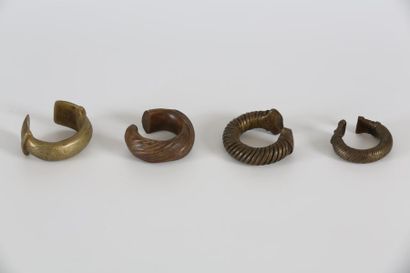null Lot de 4 bracelets en bronze D. 8 à 10,5 cm Provenance : Collection R.C, Nice....