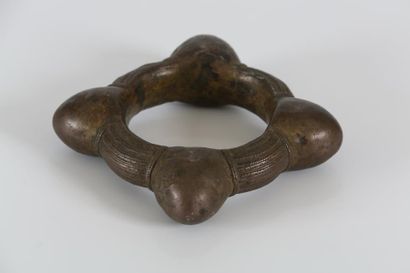 null Bracelet en bronze A 4 tétons, décor de tressage, patine brune. D. 15 cm Provenance...