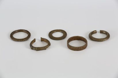 null Lot de 5 bracelets en bronze Un lobi à décor de serpent, un Frafra à décor de...