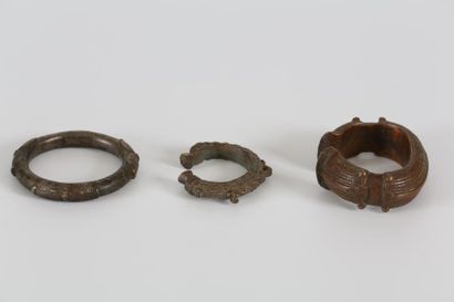 null Lot de 3 bracelets en bronze Joli décor de tresses et de spirales, patines anciennes....