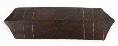 null Ancien bouclier de type "Klau" en bois léger et vannerie	 
H. 116 cm	
 
