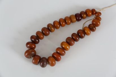 null Très beau collier constitué de 28 perles de copal de différentes couleurs L....