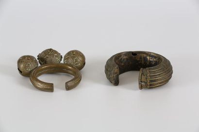 null Lot de 2 bracelets en bronze Bracelets à grelots, l'un Baoulé à décor de tresses...
