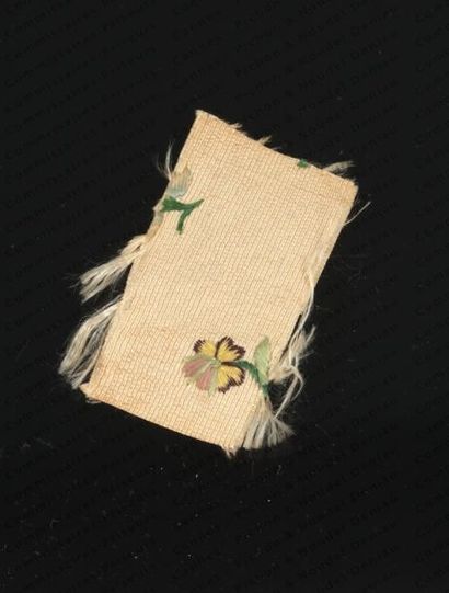 null FRAGMENT DU GILET PORTÉ PAR LE ROI LOUIS XVI.

En soie brodée de petites fleurs,...