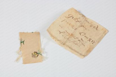 null FRAGMENT DU GILET PORTÉ PAR LE ROI LOUIS XVI.

En soie brodée de petites fleurs,...