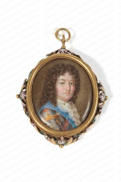 null MÉDAILLON PENDENTIF. 

Contenant un portrait miniature polychrome sur émail,...