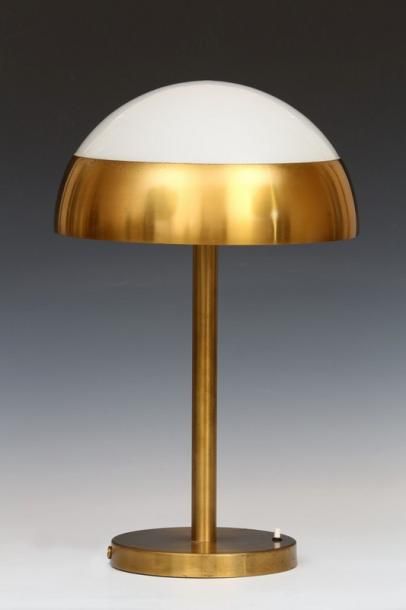 null MAISON PERZEL - PAIRE DE LAMPES champignons

Laiton doré et verre opalin

Signées

H....